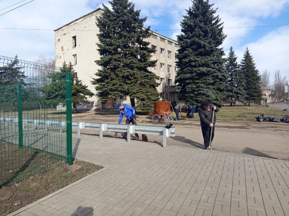 Сергей Желновач: Глава муниципального образования городского округа Дебальцево вместе с Министром здравоохранения Дмитрием Гарцевым, председателем Дебальцевского городского совета Сергеем Шульженко и депутатами городского... Сергей Желновач: Глава муниципального образования городского округа Дебальцево вместе с Министром здравоохранения Дмитрием Гарцевым, председателем Дебальцевского городского совета Сергеем Шульженко и депутатами городского...