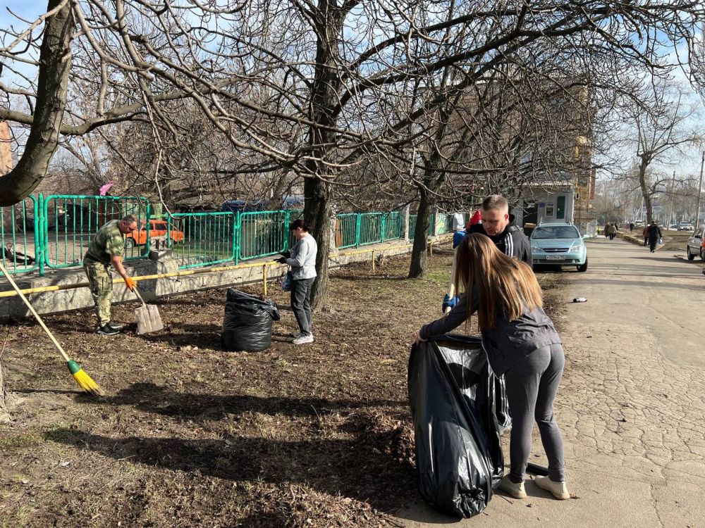 В Ленинском районе г. Донецка активно проходят субботники В Ленинском районе г. Донецка активно проходят субботники