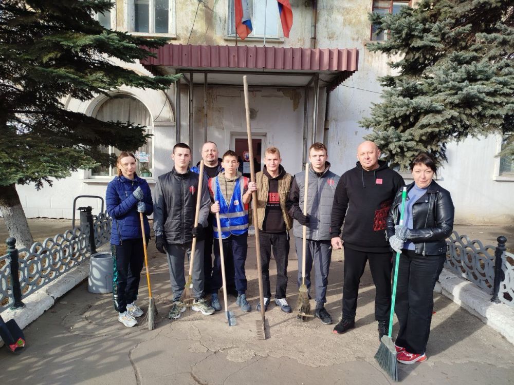 Депутаты Народного Совета ДНР фракций "Единая Россия", "КПРФ", "ЛДПР", "Новые люди" приняли участие в субботнике Депутаты Народного Совета ДНР фракций "Единая Россия", "КПРФ", "ЛДПР", "Новые люди" приняли участие в субботнике