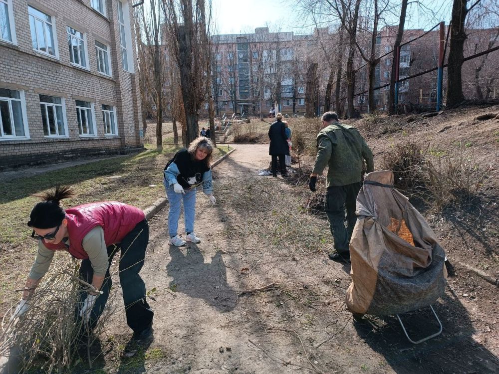 Сотрудники учреждений образования Ленинского района города Донецка, также не остались в стороне и вышли на субботник для наведения порядка и чистоты на прилегающей к учреждениям территории Сотрудники учреждений образования Ленинского района города Донецка, также не остались в стороне и вышли на субботник для наведения порядка и чистоты на прилегающей к учреждениям территории