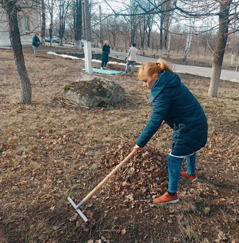 "Все на субботник!". По традиции нашего города, с приходом весны, работники ГБУ ДНР"ЦГБ г.Дебальцево" вышли на первый весенний субботник, вооружившись метлами и граблями, чтобы навести порядок на улице и прилегающих... "Все на субботник!". По традиции нашего города, с приходом весны, работники ГБУ ДНР"ЦГБ г.Дебальцево" вышли на первый весенний субботник, вооружившись метлами и граблями, чтобы навести порядок на улице и прилегающих...