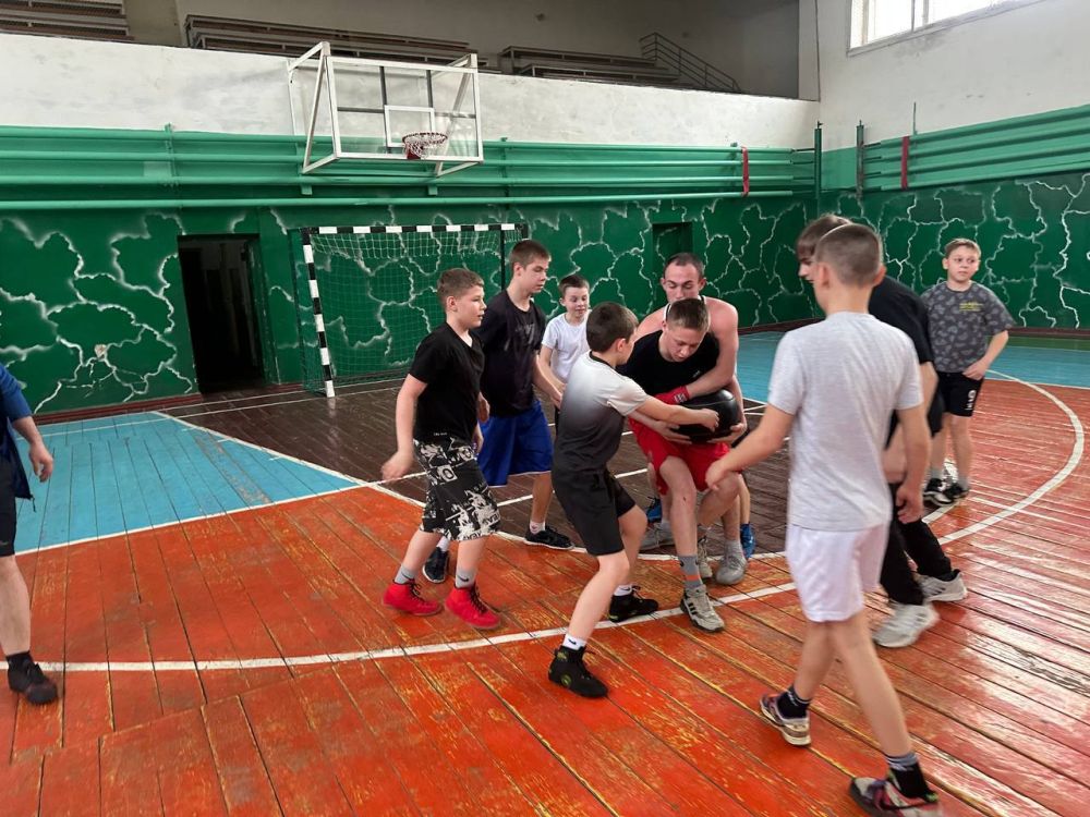 Вместе в спорте. 14 марта на базе спортивного комплекса «Локомотив» прошла совместная спортивная тренировка активной молодежи округа с волонтерами «Дома Народного Единства» Нижегородской области по игре Кила Вместе в спорте. 14 марта на базе спортивного комплекса «Локомотив» прошла совместная спортивная тренировка активной молодежи округа с волонтерами «Дома Народного Единства» Нижегородской области по игре Кила