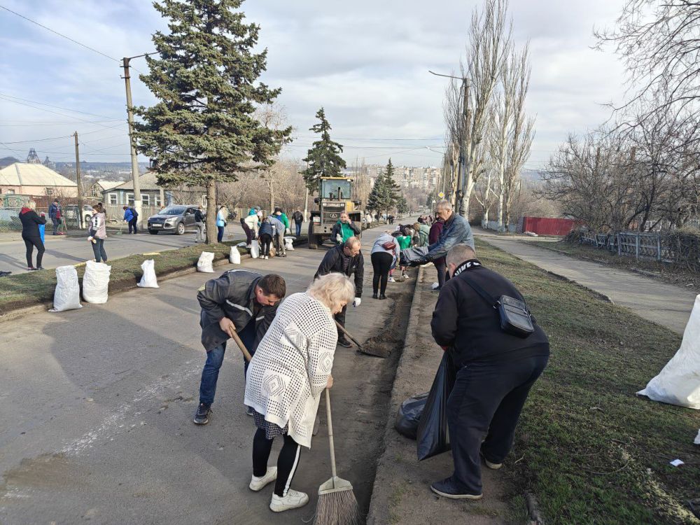 В Снежном состоялся Общереспубликанский субботник В Снежном состоялся Общереспубликанский субботник