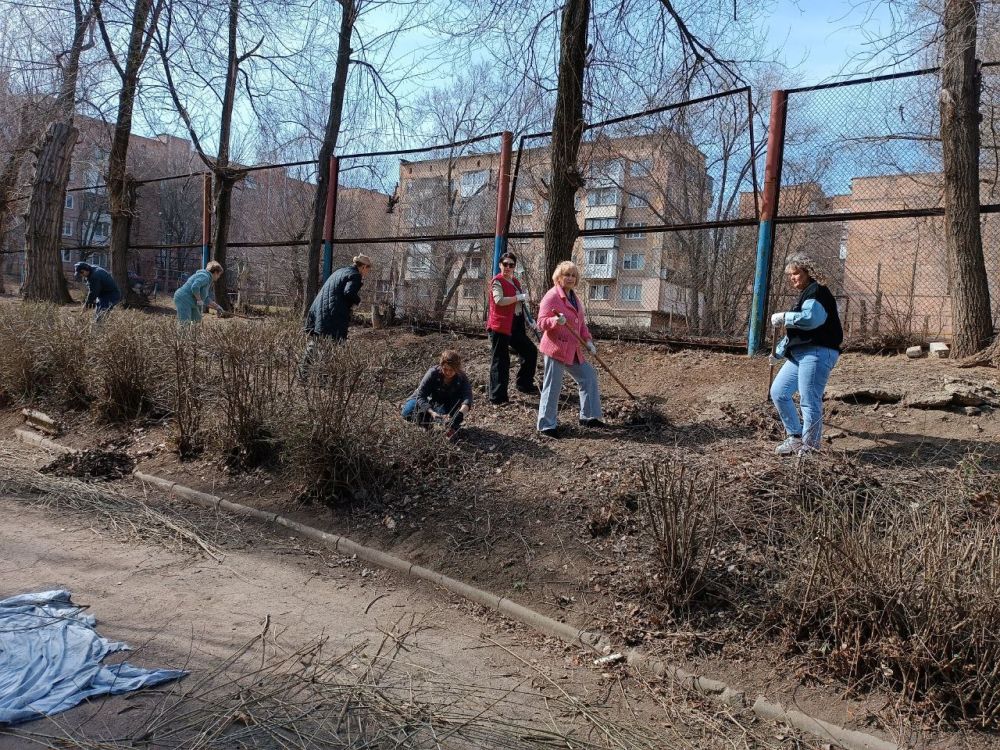 Сотрудники учреждений образования Ленинского района города Донецка, также не остались в стороне и вышли на субботник для наведения порядка и чистоты на прилегающей к учреждениям территории Сотрудники учреждений образования Ленинского района города Донецка, также не остались в стороне и вышли на субботник для наведения порядка и чистоты на прилегающей к учреждениям территории
