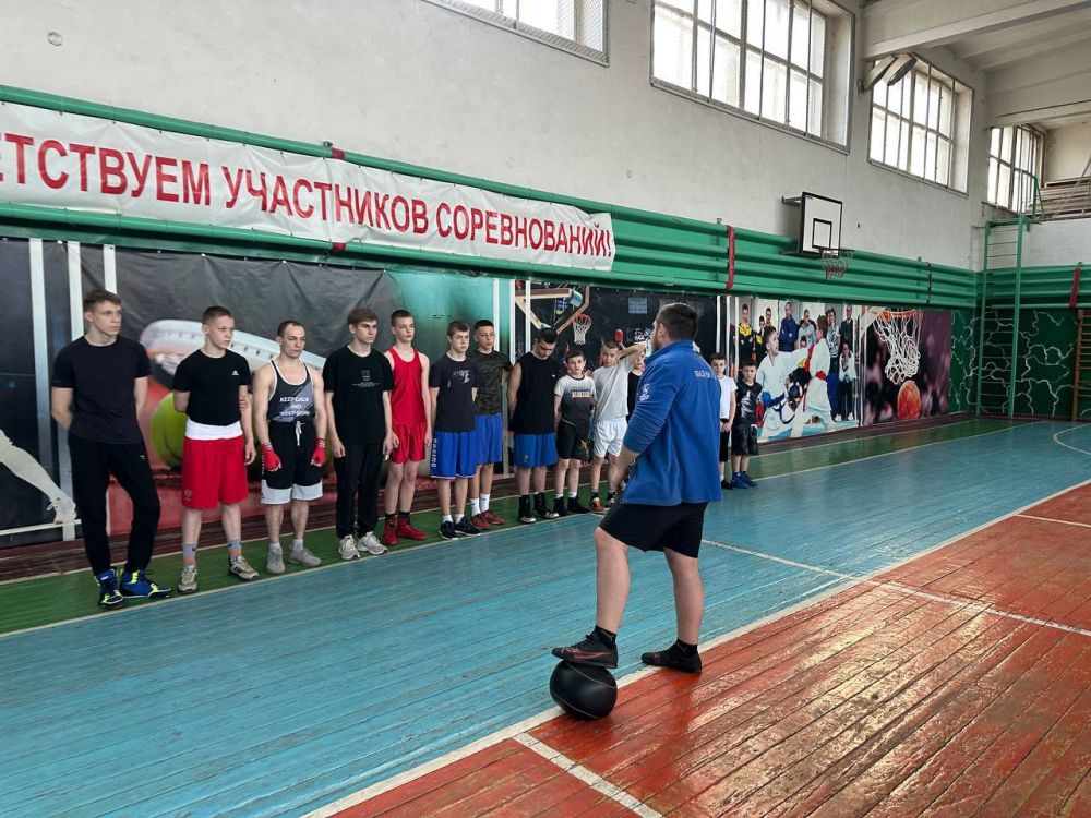 Вместе в спорте. 14 марта на базе спортивного комплекса «Локомотив» прошла совместная спортивная тренировка активной молодежи округа с волонтерами «Дома Народного Единства» Нижегородской области по игре Кила Вместе в спорте. 14 марта на базе спортивного комплекса «Локомотив» прошла совместная спортивная тренировка активной молодежи округа с волонтерами «Дома Народного Единства» Нижегородской области по игре Кила