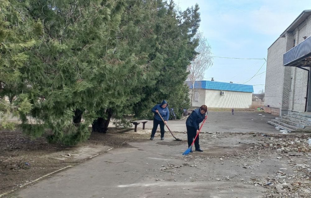 МБУ "Степнянский ДК ". марта , сотрудники Дома культуры и сельской библиотеки приняли участие в республиканском субботнике! Приведя в порядок прилегающую территорию Дома культуры, активно участвовали в уборке центра... МБУ "Степнянский ДК ". марта , сотрудники Дома культуры и сельской библиотеки приняли участие в республиканском субботнике! Приведя в порядок прилегающую территорию Дома культуры, активно участвовали в уборке центра...