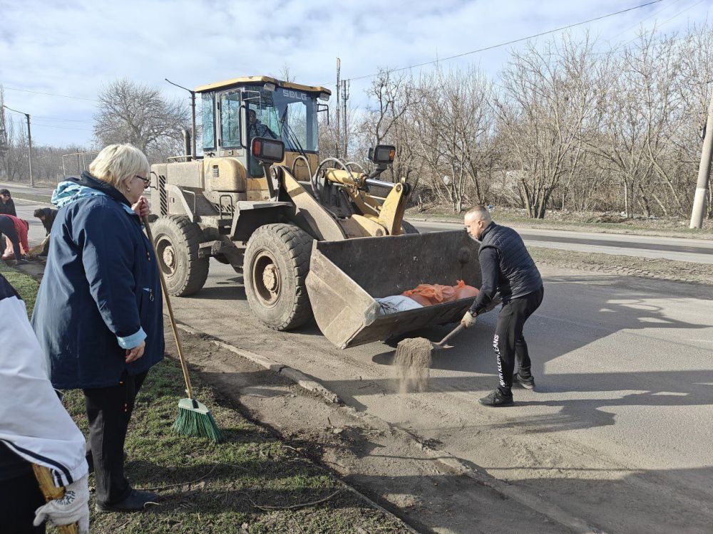 В Снежном состоялся Общереспубликанский субботник В Снежном состоялся Общереспубликанский субботник