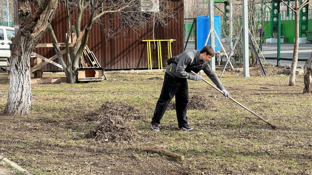 Молодежь Мариуполя провела субботник на стадионе «Западный» Молодежь Мариуполя провела субботник на стадионе «Западный»