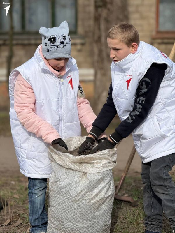 Чище и уютнее!. Активисты Движения Первых вместе с представителями молодёжных организаций и администрацией города Харцызска организовали масштабный субботник! Первые внесли вклад в чистоту родного города, приняв участие в... Чище и уютнее!. Активисты Движения Первых вместе с представителями молодёжных организаций и администрацией города Харцызска организовали масштабный субботник! Первые внесли вклад в чистоту родного города, приняв участие в...