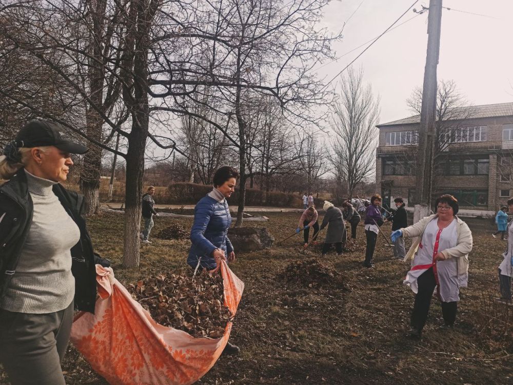 "Все на субботник!". По традиции нашего города, с приходом весны, работники ГБУ ДНР"ЦГБ г.Дебальцево" вышли на первый весенний субботник, вооружившись метлами и граблями, чтобы навести порядок на улице и прилегающих... "Все на субботник!". По традиции нашего города, с приходом весны, работники ГБУ ДНР"ЦГБ г.Дебальцево" вышли на первый весенний субботник, вооружившись метлами и граблями, чтобы навести порядок на улице и прилегающих...