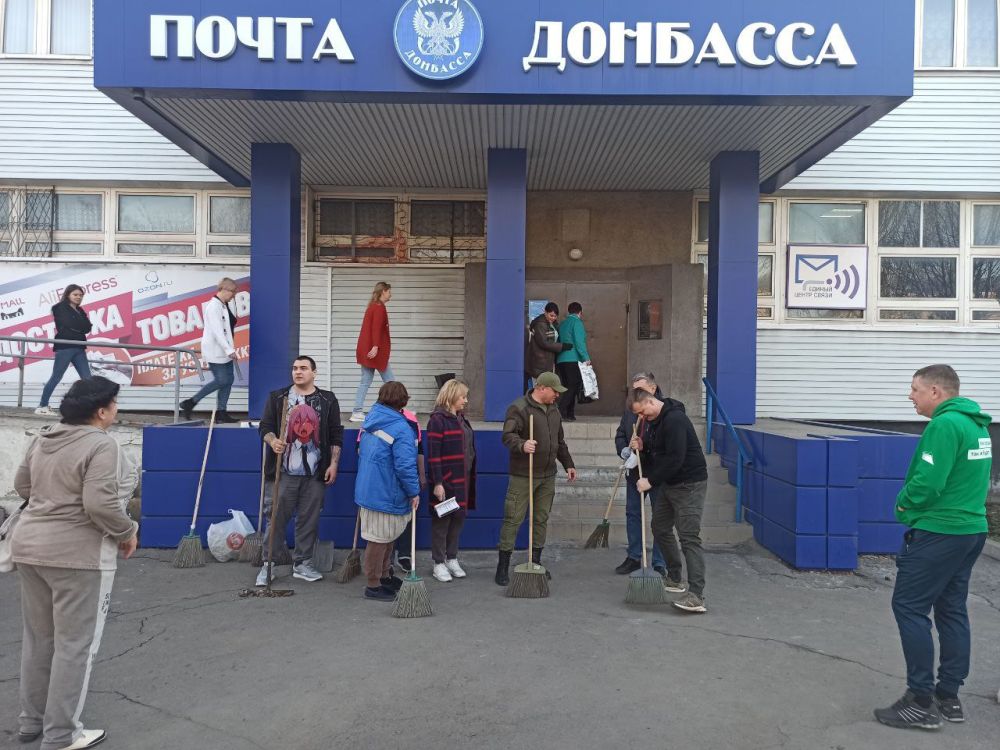 Заместители министра цифрового развития государственного управления, информационных технологий и связи Донецкой Народной Республики Евгений Палихов и Вадим Журавлёв, при участии главы города Сергея Ермакова и работников ГУП... Заместители министра цифрового развития государственного управления, информационных технологий и связи Донецкой Народной Республики Евгений Палихов и Вадим Журавлёв, при участии главы города Сергея Ермакова и работников ГУП...