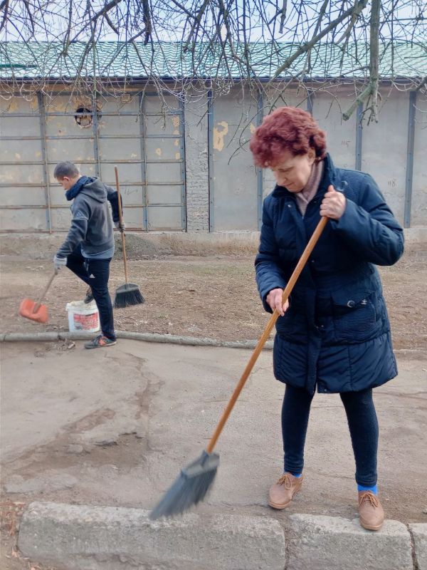 Сотрудники учреждений образования Ленинского района города Донецка, также не остались в стороне и вышли на субботник для наведения порядка и чистоты на прилегающей к учреждениям территории Сотрудники учреждений образования Ленинского района города Донецка, также не остались в стороне и вышли на субботник для наведения порядка и чистоты на прилегающей к учреждениям территории