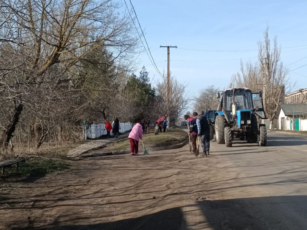 Во исполнение поручения Главы Донецкой Народной Республики Дениса Владимировича Пушилина вместе с Министром культуры Донецкой Народной Республики Желтяковым М. В. и трудовыми коллективами принял участие в общереспубликанском... Во исполнение поручения Главы Донецкой Народной Республики Дениса Владимировича Пушилина вместе с Министром культуры Донецкой Народной Республики Желтяковым М. В. и трудовыми коллективами принял участие в общереспубликанском...