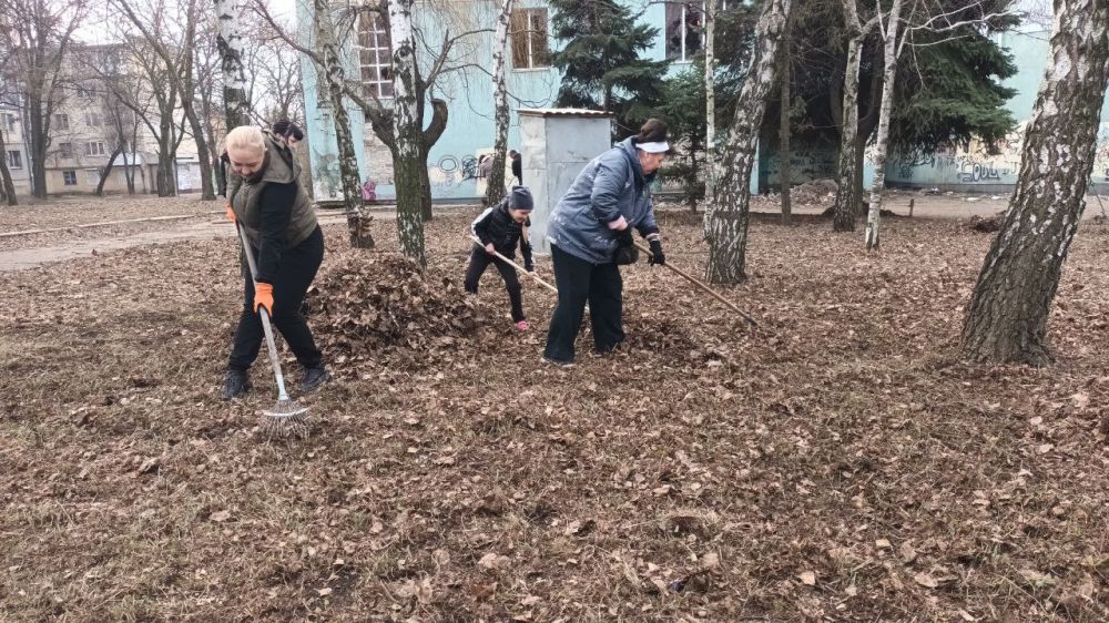 Елена Синецкая: Сегодня, 15 марта, в рамках проведения Общереспубликанского субботника по благоустройству и наведению санитарного порядка, сотрудники Управы Калининского внутригородского района провели субботник в сквере... Елена Синецкая: Сегодня, 15 марта, в рамках проведения Общереспубликанского субботника по благоустройству и наведению санитарного порядка, сотрудники Управы Калининского внутригородского района провели субботник в сквере...