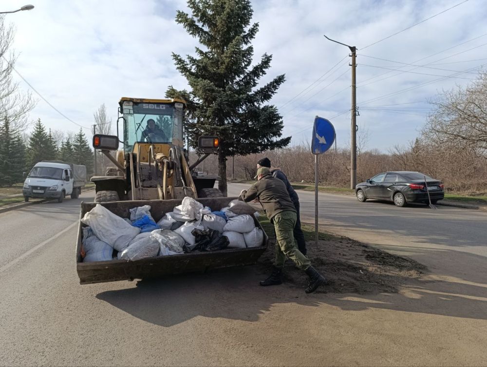В Снежном состоялся Общереспубликанский субботник В Снежном состоялся Общереспубликанский субботник