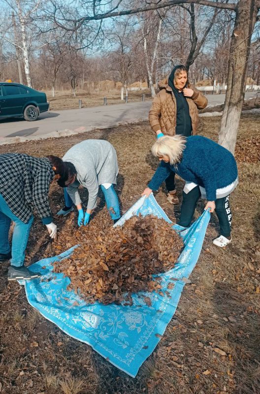 "Все на субботник!". По традиции нашего города, с приходом весны, работники ГБУ ДНР"ЦГБ г.Дебальцево" вышли на первый весенний субботник, вооружившись метлами и граблями, чтобы навести порядок на улице и прилегающих... "Все на субботник!". По традиции нашего города, с приходом весны, работники ГБУ ДНР"ЦГБ г.Дебальцево" вышли на первый весенний субботник, вооружившись метлами и граблями, чтобы навести порядок на улице и прилегающих...