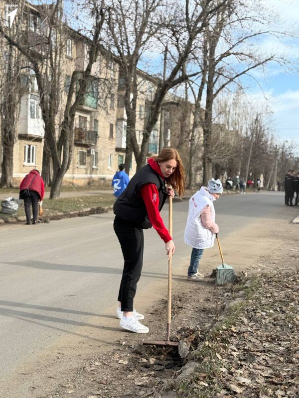 Чище и уютнее!. Активисты Движения Первых вместе с представителями молодёжных организаций и администрацией города Харцызска организовали масштабный субботник! Первые внесли вклад в чистоту родного города, приняв участие в... Чище и уютнее!. Активисты Движения Первых вместе с представителями молодёжных организаций и администрацией города Харцызска организовали масштабный субботник! Первые внесли вклад в чистоту родного города, приняв участие в...