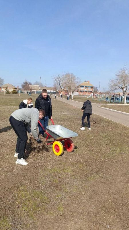 Сегодня учащиеся и работники ГБОУ «Ялтинской школы №1 Мангушского м.о.» внесли свой вклад в общее дело, приняв активное участие в Республиканском субботнике Сегодня учащиеся и работники ГБОУ «Ялтинской школы №1 Мангушского м.о.» внесли свой вклад в общее дело, приняв активное участие в Республиканском субботнике