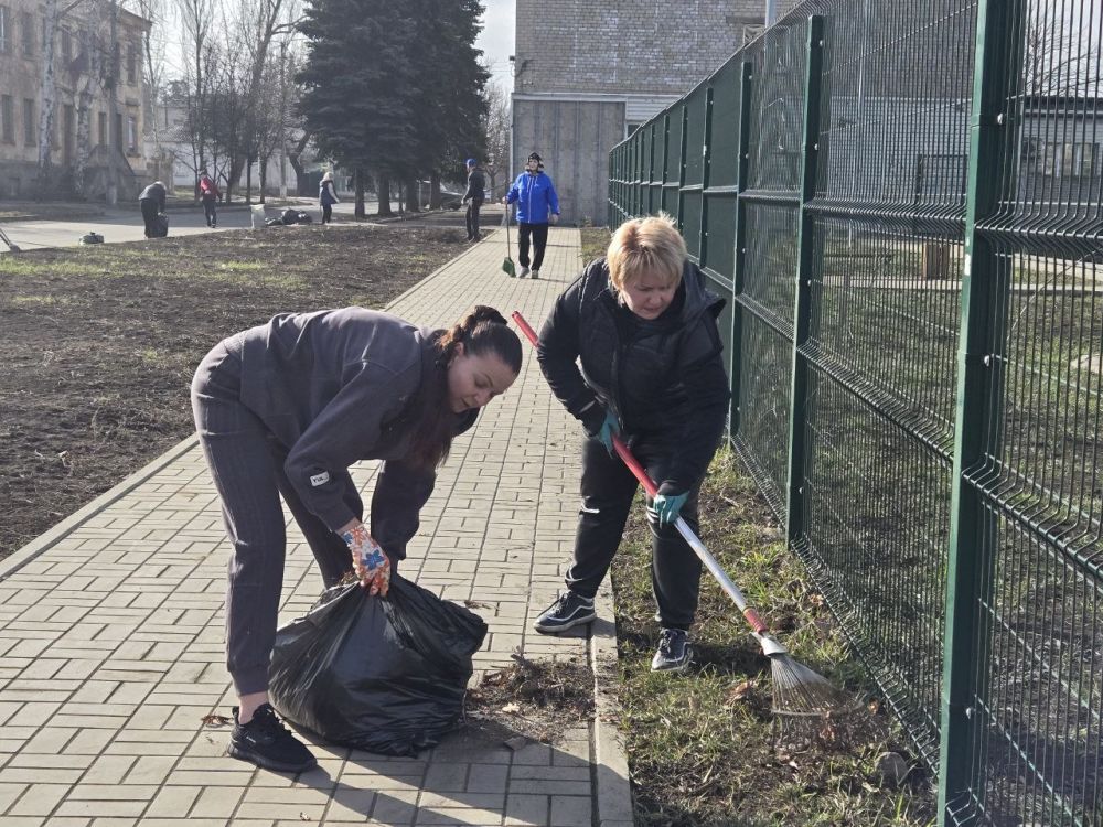 Сергей Желновач: Глава муниципального образования городского округа Дебальцево вместе с Министром здравоохранения Дмитрием Гарцевым, председателем Дебальцевского городского совета Сергеем Шульженко и депутатами городского... Сергей Желновач: Глава муниципального образования городского округа Дебальцево вместе с Министром здравоохранения Дмитрием Гарцевым, председателем Дебальцевского городского совета Сергеем Шульженко и депутатами городского...