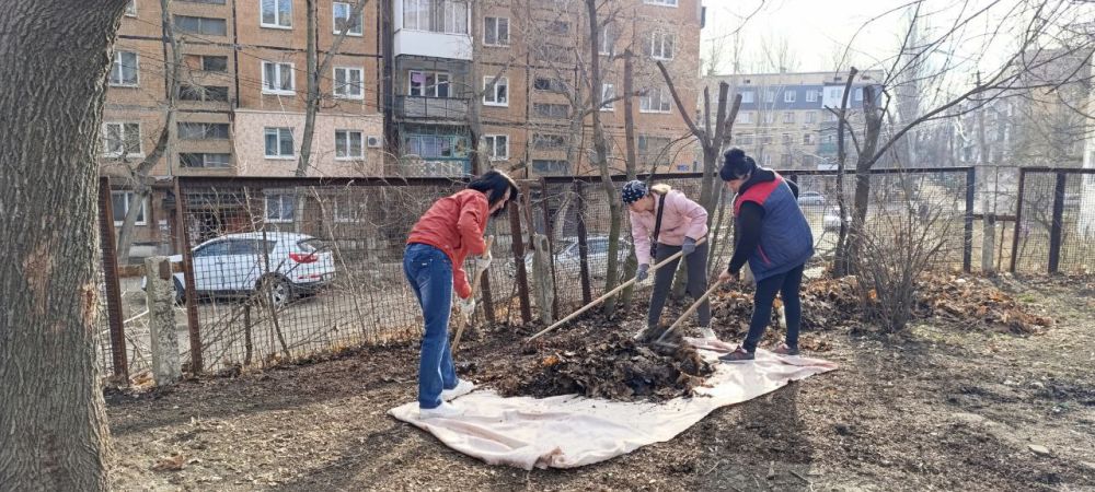 Сотрудники ГБУ "Харцызский ГЦЗ" присоединились к субботнику и убрали территорию детского сада "Катюша" Сотрудники ГБУ "Харцызский ГЦЗ" присоединились к субботнику и убрали территорию детского сада "Катюша"