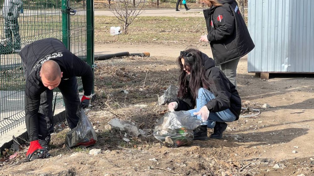 Молодежь Мариуполя провела субботник на стадионе «Западный» Молодежь Мариуполя провела субботник на стадионе «Западный»