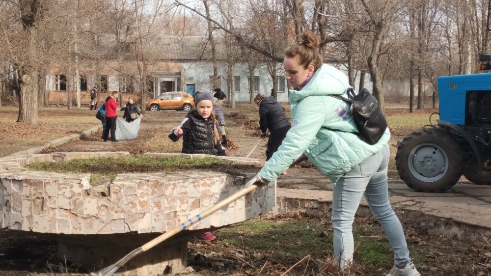 Елена Синецкая: Сегодня, 15 марта, в рамках проведения Общереспубликанского субботника по благоустройству и наведению санитарного порядка, сотрудники Управы Калининского внутригородского района провели субботник в сквере... Елена Синецкая: Сегодня, 15 марта, в рамках проведения Общереспубликанского субботника по благоустройству и наведению санитарного порядка, сотрудники Управы Калининского внутригородского района провели субботник в сквере...