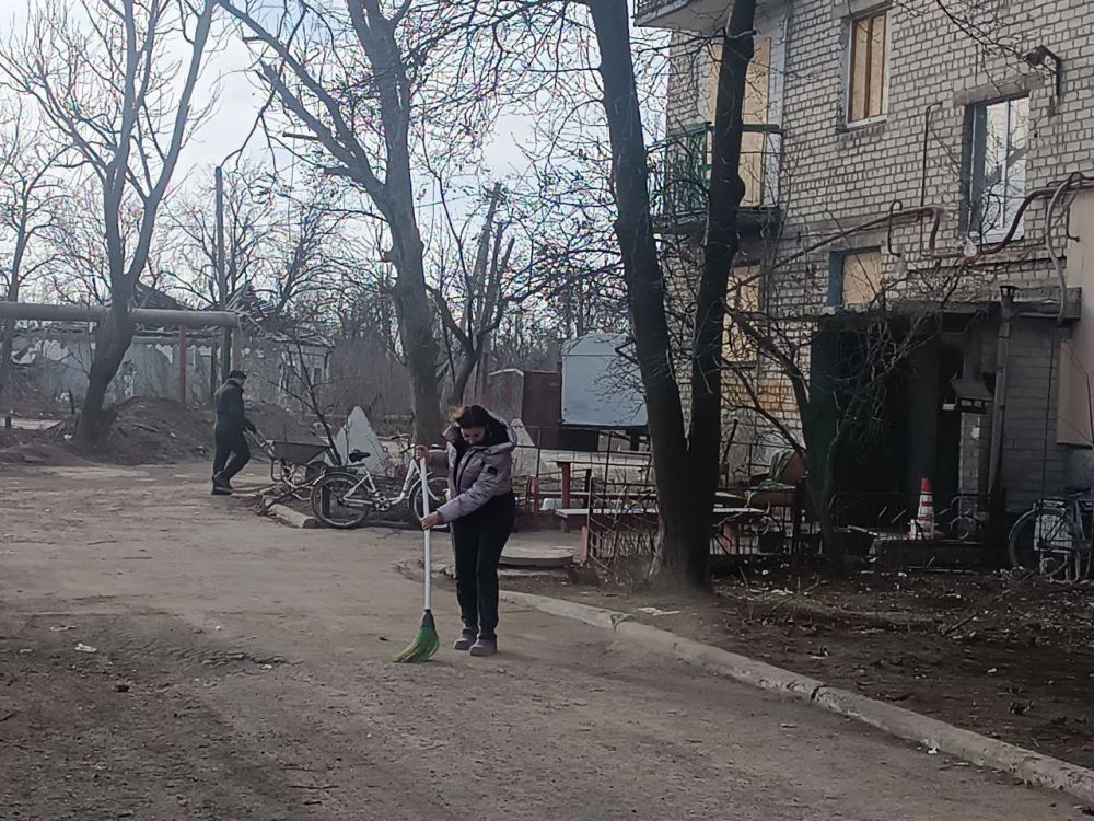 Жители Авдеевки совместно с Авдеевским территориальным отделом активно приняли участие в общереспубликанском субботнике Жители Авдеевки совместно с Авдеевским территориальным отделом активно приняли участие в общереспубликанском субботнике