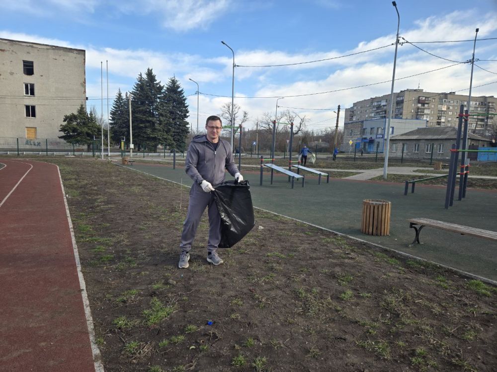 Сергей Желновач: Глава муниципального образования городского округа Дебальцево вместе с Министром здравоохранения Дмитрием Гарцевым, председателем Дебальцевского городского совета Сергеем Шульженко и депутатами городского... Сергей Желновач: Глава муниципального образования городского округа Дебальцево вместе с Министром здравоохранения Дмитрием Гарцевым, председателем Дебальцевского городского совета Сергеем Шульженко и депутатами городского...