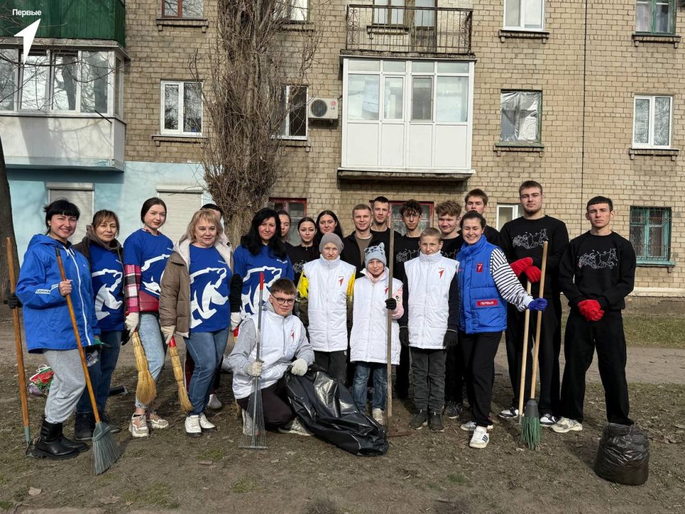 Чище и уютнее!. Активисты Движения Первых вместе с представителями молодёжных организаций и администрацией города Харцызска организовали масштабный субботник! Первые внесли вклад в чистоту родного города, приняв участие в... Чище и уютнее!. Активисты Движения Первых вместе с представителями молодёжных организаций и администрацией города Харцызска организовали масштабный субботник! Первые внесли вклад в чистоту родного города, приняв участие в...