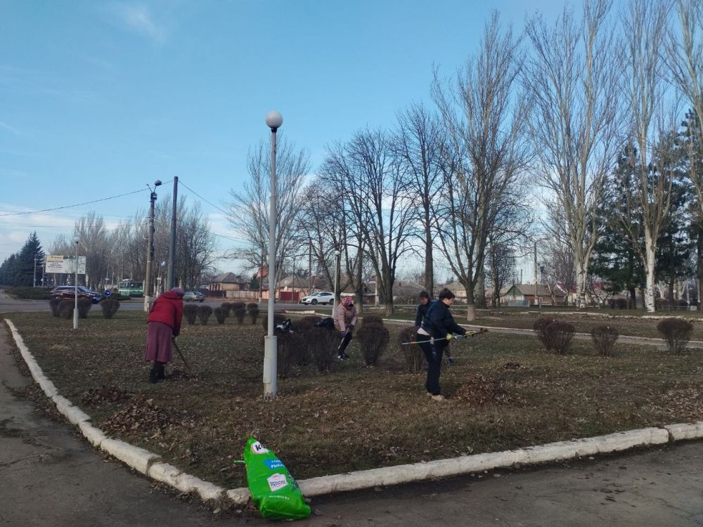 К субботнику присоединились сотрудники ГБПОУ "Харцызский МТ" К субботнику присоединились сотрудники ГБПОУ "Харцызский МТ"