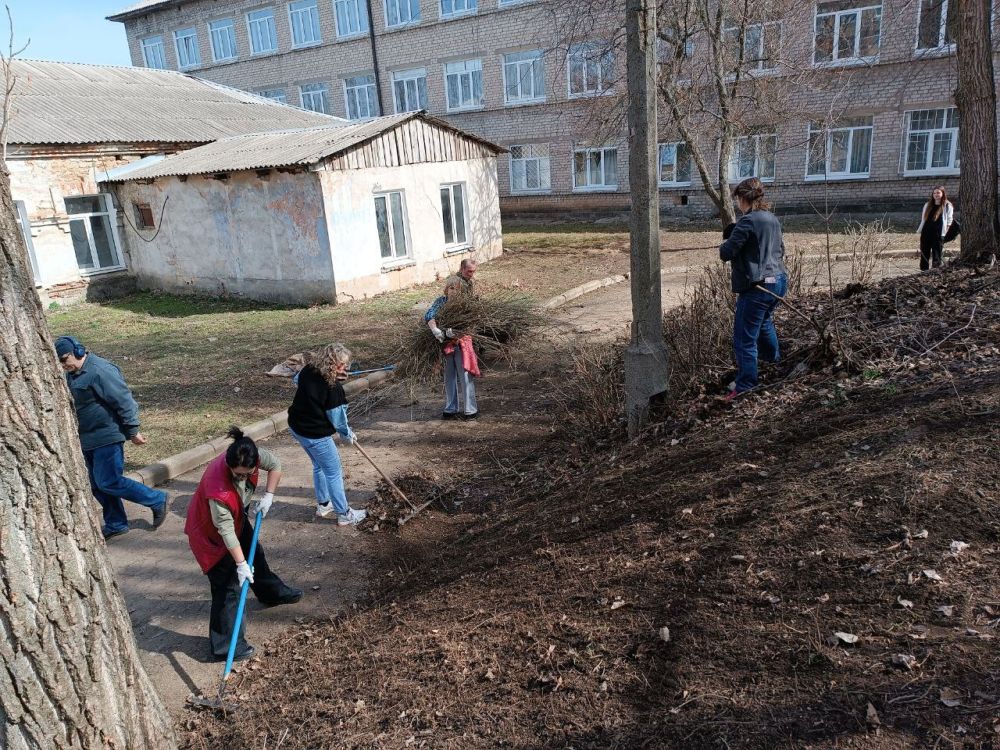 Сотрудники учреждений образования Ленинского района города Донецка, также не остались в стороне и вышли на субботник для наведения порядка и чистоты на прилегающей к учреждениям территории Сотрудники учреждений образования Ленинского района города Донецка, также не остались в стороне и вышли на субботник для наведения порядка и чистоты на прилегающей к учреждениям территории
