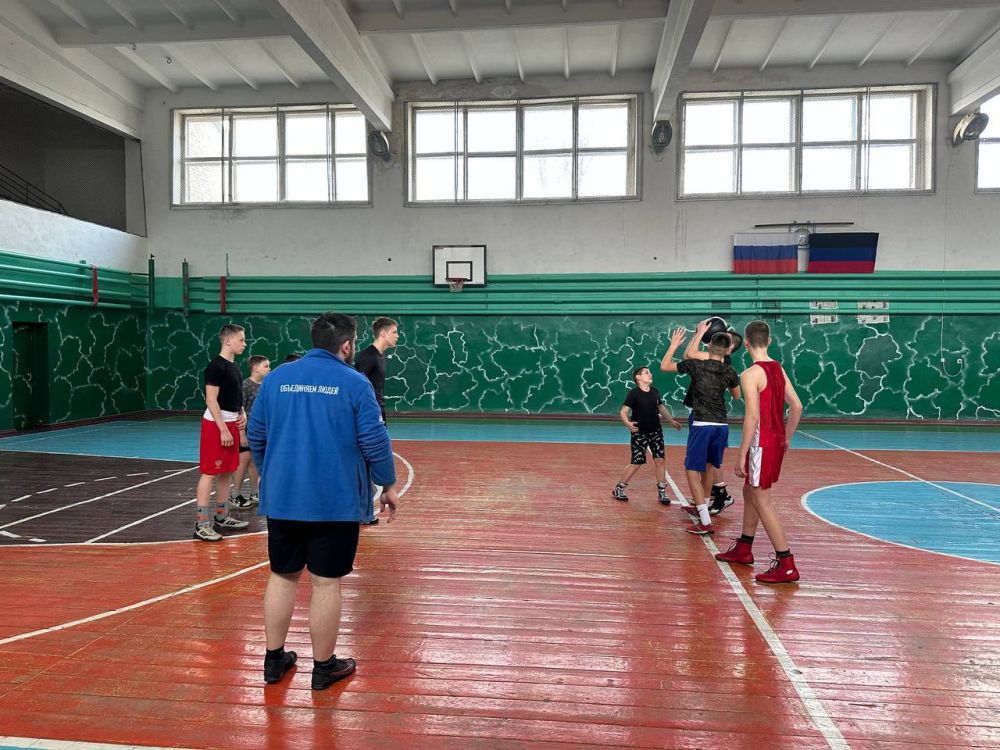 Вместе в спорте. 14 марта на базе спортивного комплекса «Локомотив» прошла совместная спортивная тренировка активной молодежи округа с волонтерами «Дома Народного Единства» Нижегородской области по игре Кила Вместе в спорте. 14 марта на базе спортивного комплекса «Локомотив» прошла совместная спортивная тренировка активной молодежи округа с волонтерами «Дома Народного Единства» Нижегородской области по игре Кила