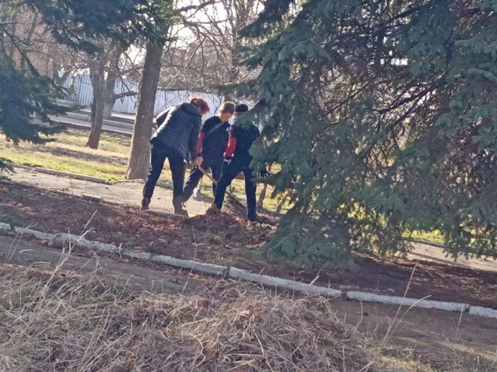 15 марта МБУ «Красновский СДК» совместно с Красновской сельской библиотекой, территориальным сектором и неравнодушными жителями села, а также их детьми, приняли участие во всерайонном субботнике Волновахского округа 15 марта МБУ «Красновский СДК» совместно с Красновской сельской библиотекой, территориальным сектором и неравнодушными жителями села, а также их детьми, приняли участие во всерайонном субботнике Волновахского округа
