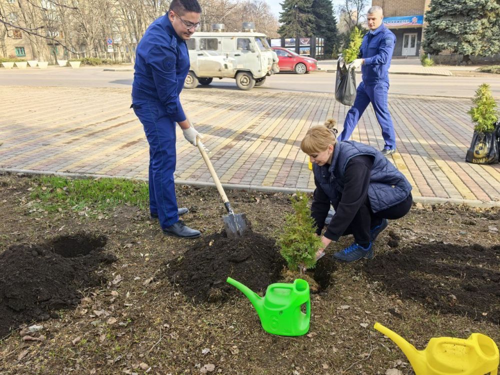 Министр транспорта ДНР Александр Бондаренко, ВРИП главы Ясиноватского муниципального округа Александр Пеняев, Ясиноватский межрайонный прокурор Иван Китик, первый заместитель главы администрации Ясиноватского муниципального... Министр транспорта ДНР Александр Бондаренко, ВРИП главы Ясиноватского муниципального округа Александр Пеняев, Ясиноватский межрайонный прокурор Иван Китик, первый заместитель главы администрации Ясиноватского муниципального...