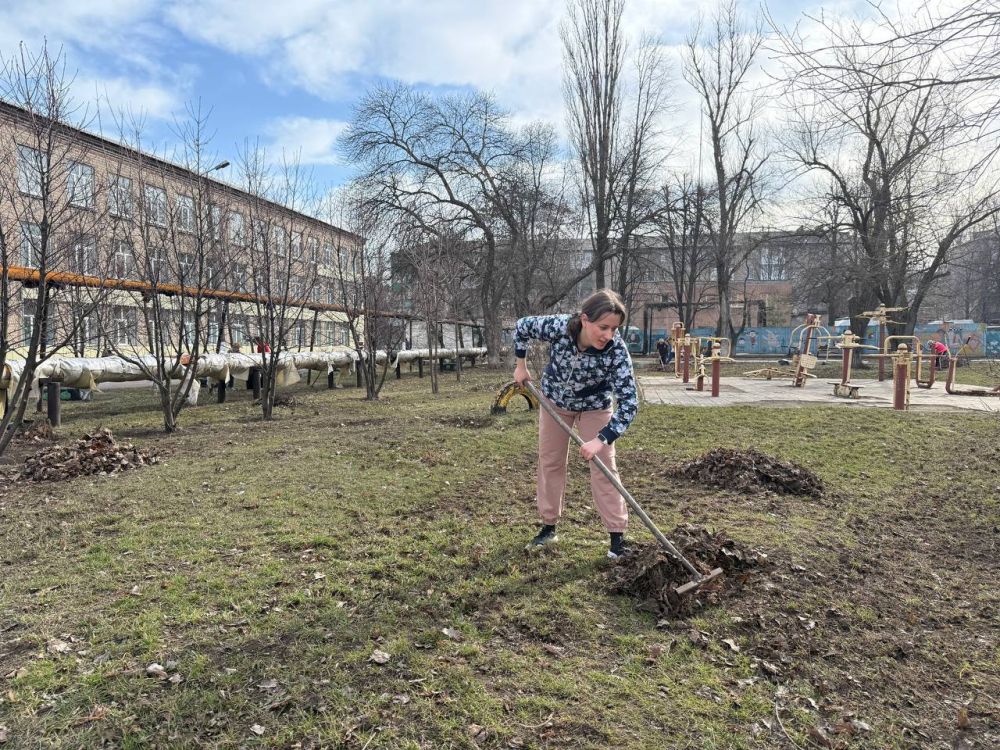 Сегодня, 15 марта 2025 года, в Донецкой Народной Республике дан старт месячнику благоустройства и озеленения «Зеленый Донбасс» и начался он с общереспубликанского субботника, в котором принял участие и коллектив ГБОУ «ШКОЛА... Сегодня, 15 марта 2025 года, в Донецкой Народной Республике дан старт месячнику благоустройства и озеленения «Зеленый Донбасс» и начался он с общереспубликанского субботника, в котором принял участие и коллектив ГБОУ «ШКОЛА...
