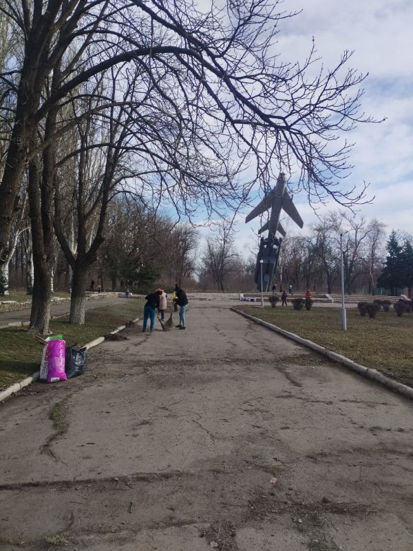 К субботнику присоединились сотрудники ГБПОУ "Харцызский МТ" К субботнику присоединились сотрудники ГБПОУ "Харцызский МТ"