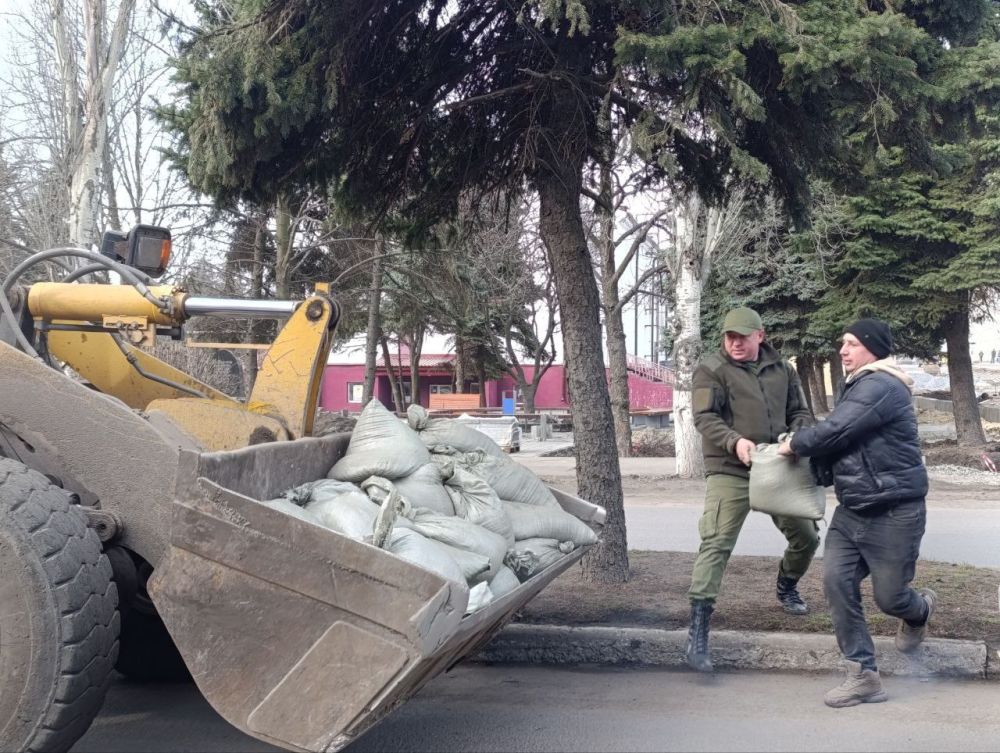 В Снежном состоялся Общереспубликанский субботник В Снежном состоялся Общереспубликанский субботник