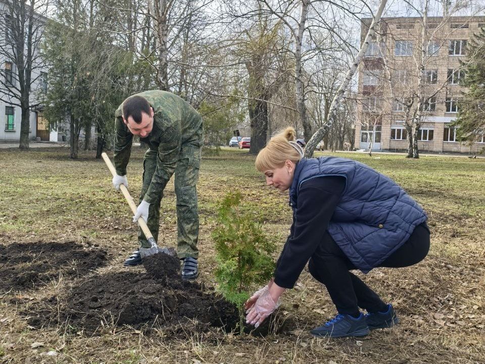 Сегодня во всех уголках Республики стартовал общереспубликанский месячник по благоустройству и озеленению, объявленный Главой ДНР Денисом Пушилиным Сегодня во всех уголках Республики стартовал общереспубликанский месячник по благоустройству и озеленению, объявленный Главой ДНР Денисом Пушилиным