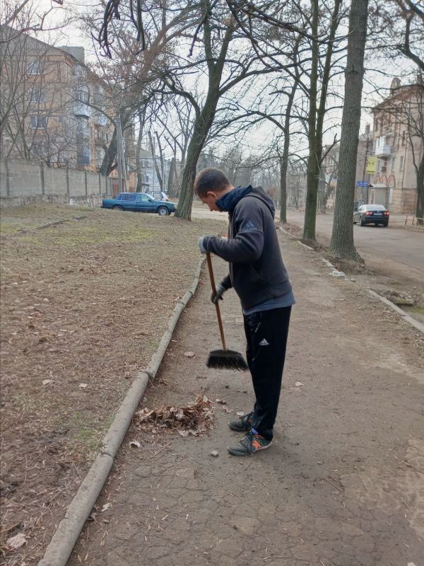 Сотрудники учреждений образования Ленинского района города Донецка, также не остались в стороне и вышли на субботник для наведения порядка и чистоты на прилегающей к учреждениям территории Сотрудники учреждений образования Ленинского района города Донецка, также не остались в стороне и вышли на субботник для наведения порядка и чистоты на прилегающей к учреждениям территории