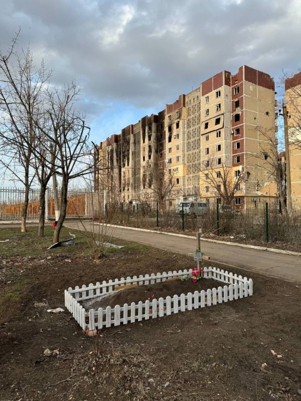 Угледар. Буквально несколько месяцев назад здесь были ВСУ, а ещё вчера кружили десятки FPV-дронов, высматривая «добычу». До сих пор слышны раскаты взрывов где-то неподалёку, ведь фронт совсем близко Угледар. Буквально несколько месяцев назад здесь были ВСУ, а ещё вчера кружили десятки FPV-дронов, высматривая «добычу». До сих пор слышны раскаты взрывов где-то неподалёку, ведь фронт совсем близко