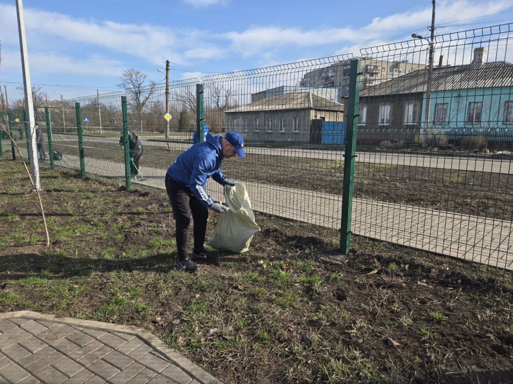 Сергей Желновач: Глава муниципального образования городского округа Дебальцево вместе с Министром здравоохранения Дмитрием Гарцевым, председателем Дебальцевского городского совета Сергеем Шульженко и депутатами городского... Сергей Желновач: Глава муниципального образования городского округа Дебальцево вместе с Министром здравоохранения Дмитрием Гарцевым, председателем Дебальцевского городского совета Сергеем Шульженко и депутатами городского...