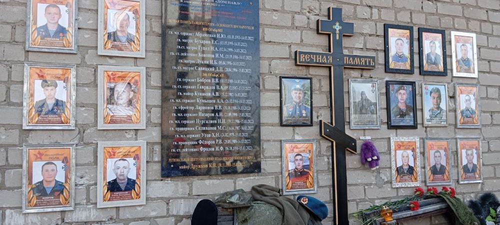 В Мариуполе открыли мемориальную доску морпехам, которые четыре дня держали оборону в «доме Павлова» в 2022 году В Мариуполе открыли мемориальную доску морпехам, которые четыре дня держали оборону в «доме Павлова» в 2022 году