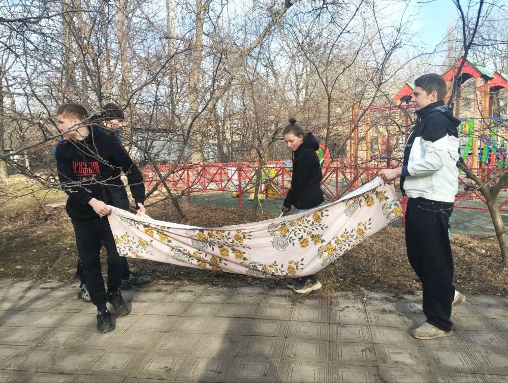 Молодежь Ждановки приняла участие в общереспубликанском субботнике Молодежь Ждановки приняла участие в общереспубликанском субботнике