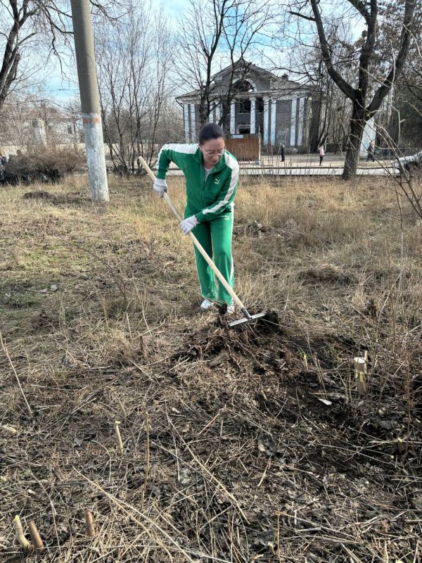 "Субботник – дело добровольное, но нужное!" – сказал бы Ленин, увидев, как жители Ленинского района приводят в порядок территорию у его памятника "Субботник – дело добровольное, но нужное!" – сказал бы Ленин, увидев, как жители Ленинского района приводят в порядок территорию у его памятника