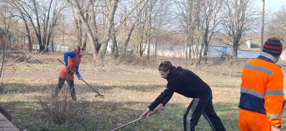 Коллектив и обучающиеся ГБОУ «Демьяновская школа Мангушского м.о.» приняли участие в первом Республиканском субботнике Коллектив и обучающиеся ГБОУ «Демьяновская школа Мангушского м.о.» приняли участие в первом Республиканском субботнике