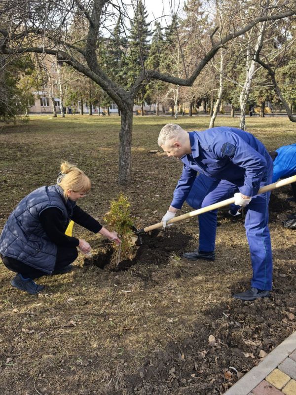 Министр транспорта ДНР Александр Бондаренко, ВРИП главы Ясиноватского муниципального округа Александр Пеняев, Ясиноватский межрайонный прокурор Иван Китик, первый заместитель главы администрации Ясиноватского муниципального... Министр транспорта ДНР Александр Бондаренко, ВРИП главы Ясиноватского муниципального округа Александр Пеняев, Ясиноватский межрайонный прокурор Иван Китик, первый заместитель главы администрации Ясиноватского муниципального...