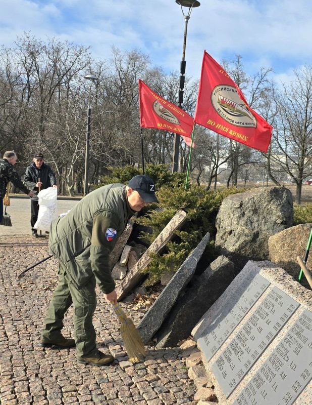 Депутаты Народного Совета ДНР фракций "Единая Россия", "КПРФ", "ЛДПР", "Новые люди" приняли участие в субботнике Депутаты Народного Совета ДНР фракций "Единая Россия", "КПРФ", "ЛДПР", "Новые люди" приняли участие в субботнике
