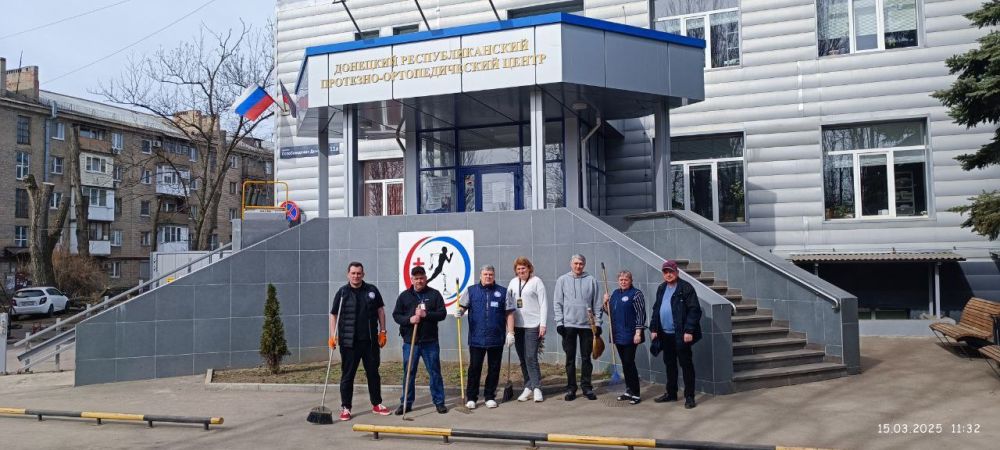 Депутаты Народного Совета ДНР фракций "Единая Россия", "КПРФ", "ЛДПР", "Новые люди" приняли участие в субботнике Депутаты Народного Совета ДНР фракций "Единая Россия", "КПРФ", "ЛДПР", "Новые люди" приняли участие в субботнике