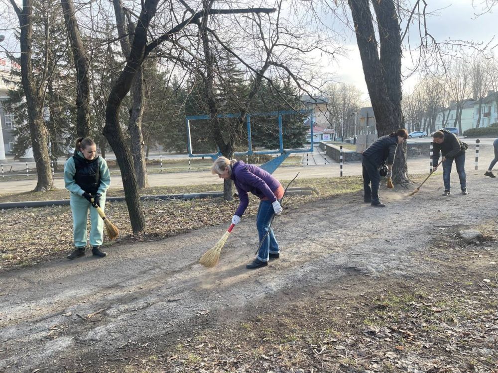 15 марта 2025 года в Ясиноватском муниципальном округе, в рамках двухмесячника по благоустройству, состоялся первый общереспубликанский субботник, организованный по инициативе Главы Донецкой Народной Республики Пушилина Д.В 15 марта 2025 года в Ясиноватском муниципальном округе, в рамках двухмесячника по благоустройству, состоялся первый общереспубликанский субботник, организованный по инициативе Главы Донецкой Народной Республики Пушилина Д.В