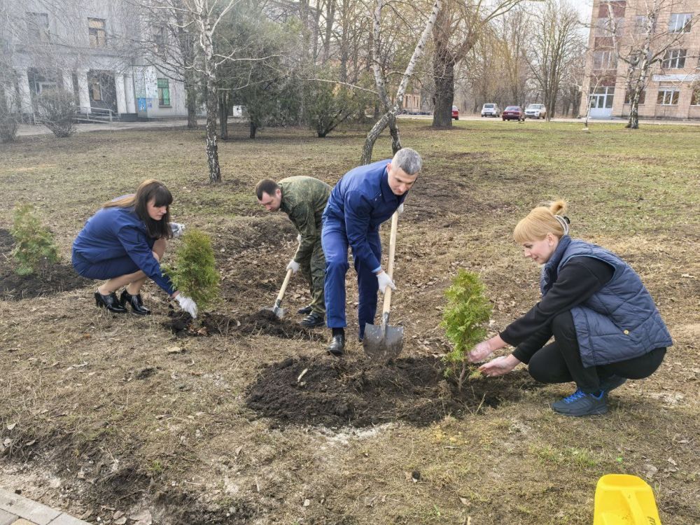 Министр транспорта ДНР Александр Бондаренко, ВРИП главы Ясиноватского муниципального округа Александр Пеняев, Ясиноватский межрайонный прокурор Иван Китик, первый заместитель главы администрации Ясиноватского муниципального... Министр транспорта ДНР Александр Бондаренко, ВРИП главы Ясиноватского муниципального округа Александр Пеняев, Ясиноватский межрайонный прокурор Иван Китик, первый заместитель главы администрации Ясиноватского муниципального...